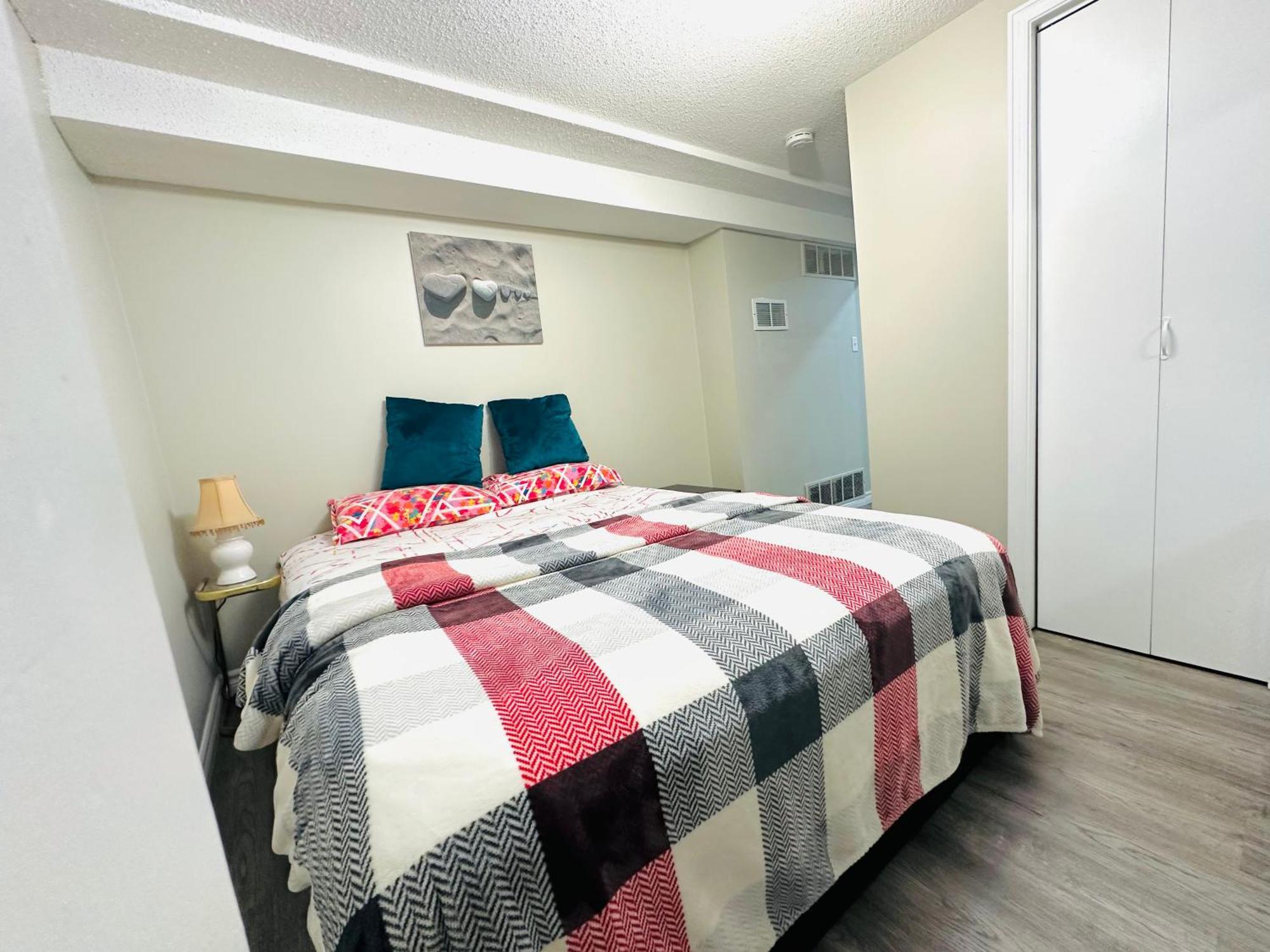 Luxury Homestay In Mississauga Near Square One Mall & Pearson Airport מראה חיצוני תמונה